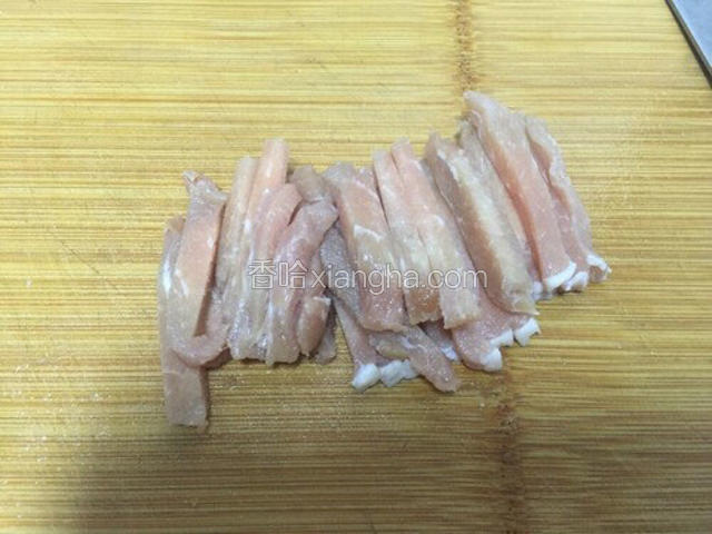 瘦肉切条，萝卜切丝