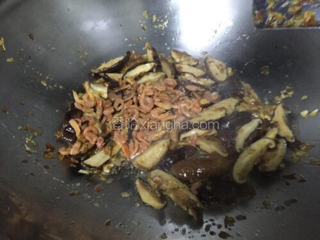 然后加入虾仁翻炒片刻