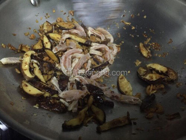 接着加入瘦肉一起翻炒