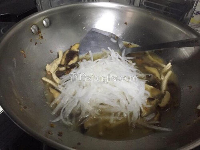 加入萝卜丝炒至变软出汁