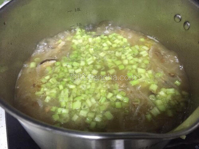 加入芹菜煮片刻，再加入适量盐调味