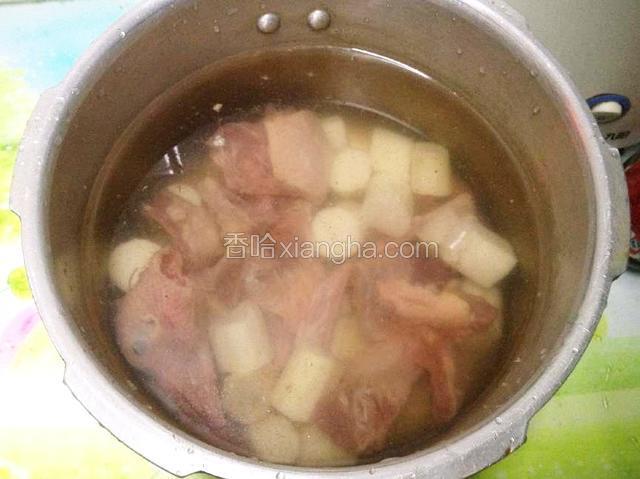 取一高压锅,放入鸽子、淮山,注入清水,盖盖子,开大火,锅上汽转小火煲25分钟.