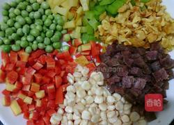 老干妈什锦蛋炒饭的做法图解1