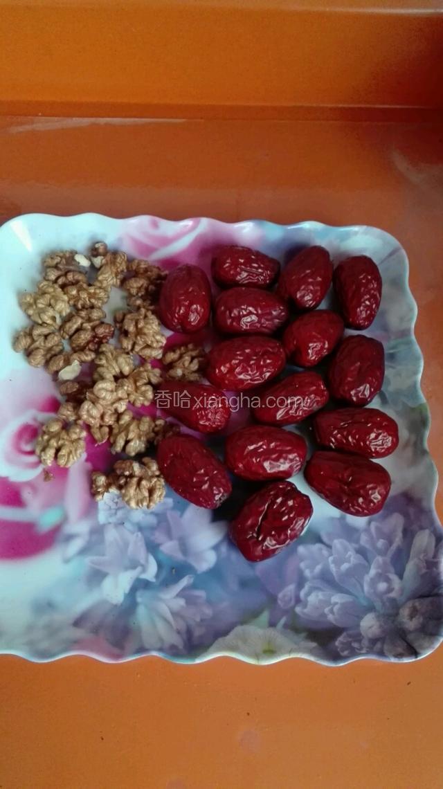 准备好核桃仁和枣
