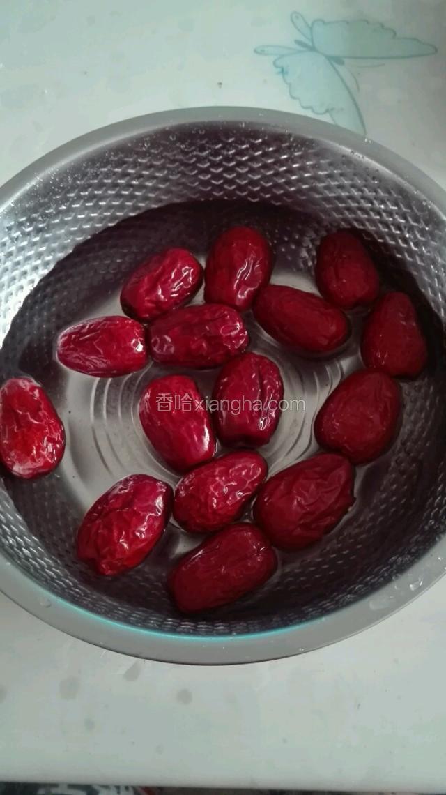 大枣清洗干净用水泡十分钟