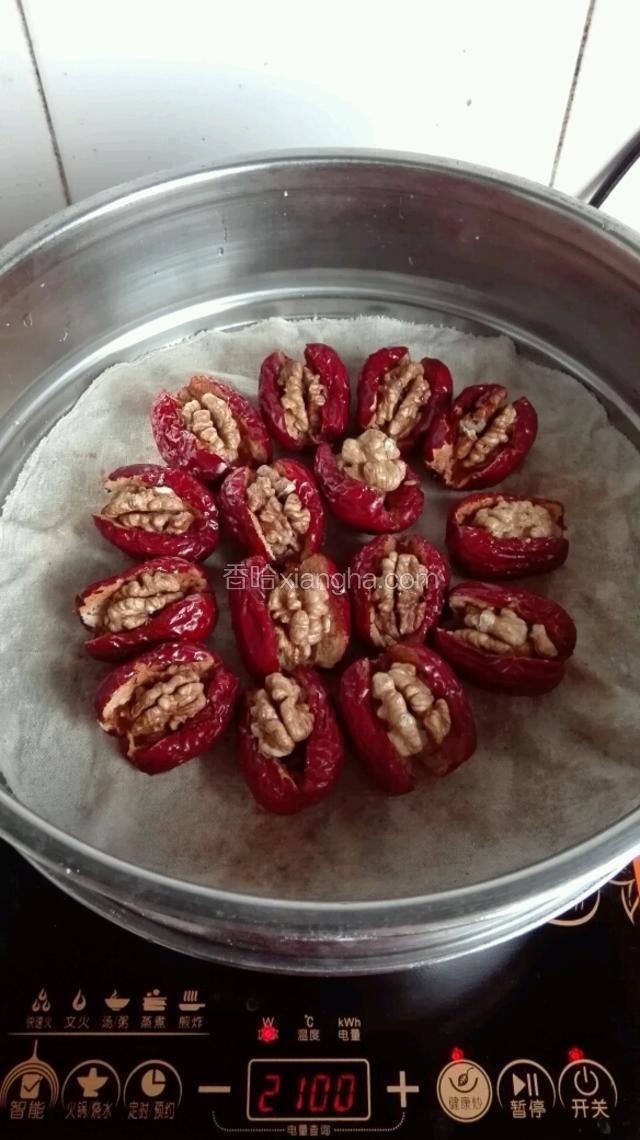 蒸锅加入适量凉水，把枣放入蒸笼