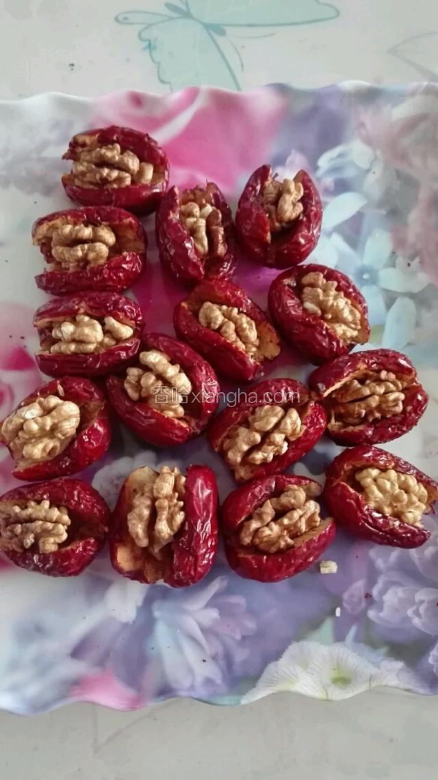 然后挨个塞入核桃仁。