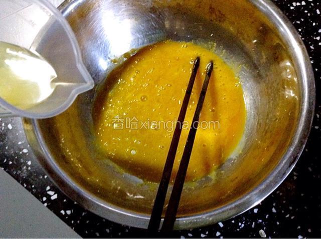 分次加入油。