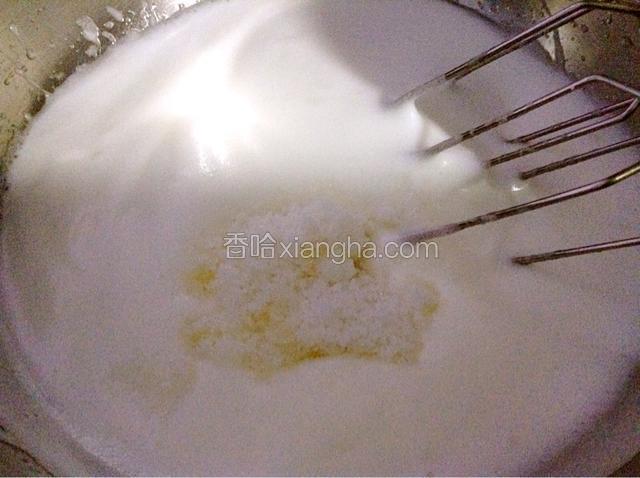 蛋白打发至渐硬性是第三次放入20克糖。