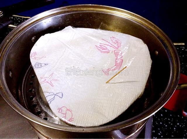 用牙签扎几个小孔。