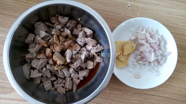 泡好的鸡肝丁，用开水焯一下。切点生姜片，（方便煮到一半把生姜片从粥里挑出）把葱切成碎末备用。