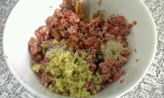 肉馅里放盐，香油，胡椒粉，姜末，生抽，搅拌均匀