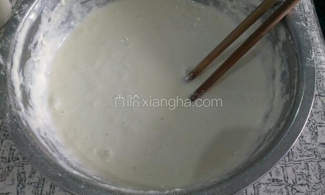 取一个大点的碗，放上半小碗面粉，慢慢往里加水，边加水边搅拌，搅拌成比较稠的面糊