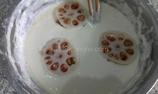 把加好肉的藕放面糊里裹上面糊