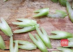 金钩西芹的做法图解1