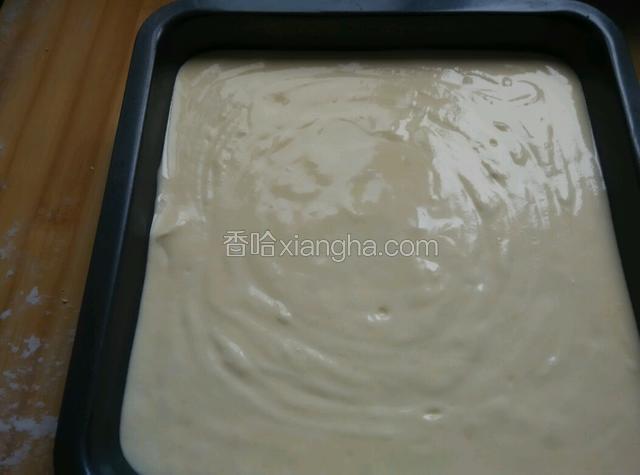 蛋白糊加入蛋黄糊翻拌均匀，倒入模具中，震几下