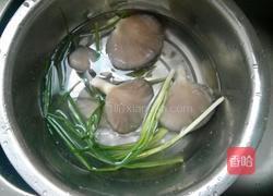 蘑菇肉圆汤的做法图解1