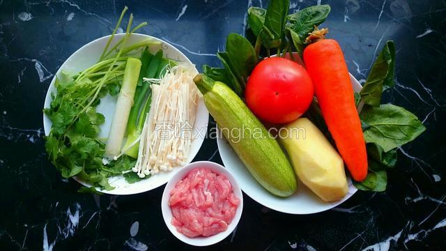 先准备好干拌米粉的配菜。（也可按照自己的喜好搭配）