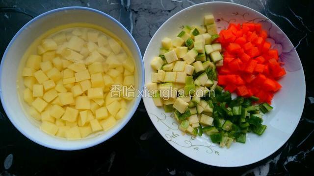 土豆切小块，泡在清水中防止氧化。

广胡，青椒，三月瓜都切成和土豆块大小均匀的小块。