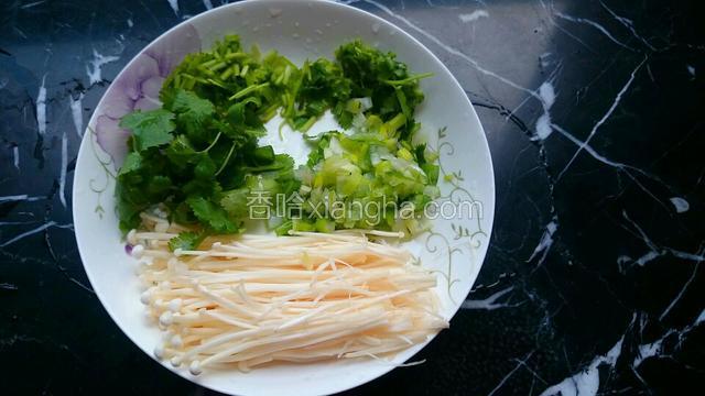 葱切花，香菜切断，清洗浸泡好的金针菇。