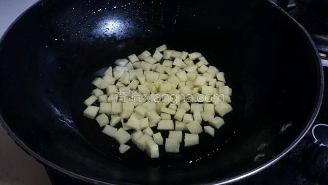 锅中热水焯熟土豆块。