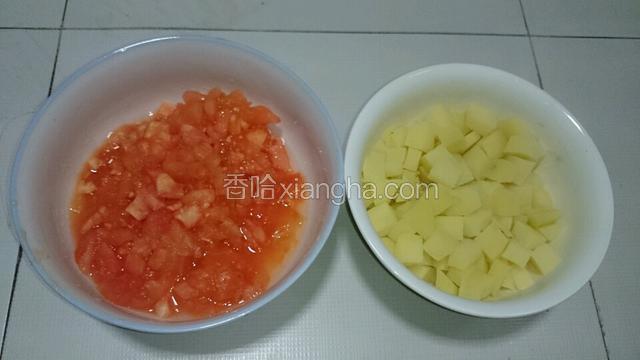 火上焯土豆块的同时可以把去皮的番茄切碎备用。这时土豆也焯熟了。