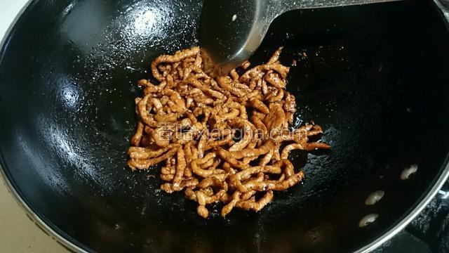 热油大火爆炒里脊肉丝，里面需要放入糖，生抽，老抽，盐，鸡精，五香粉。