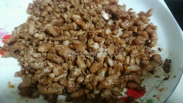 把图11的里脊肉丝剁成小肉丁备用。