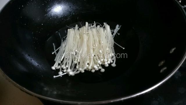 把金针菇过热水炒熟待用。