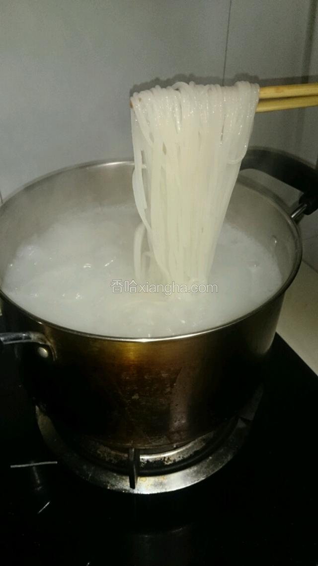 煮第一道，看水变黏稠，米粉六成熟时需要关火过滤。