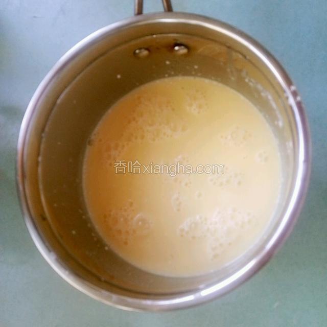 用手动打蛋器搅拌均匀。