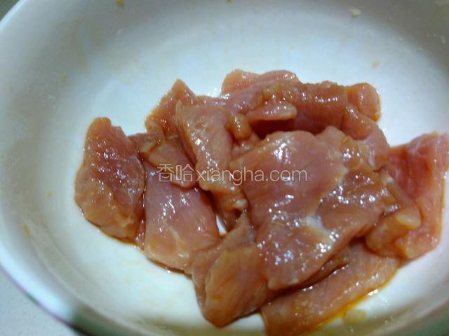 肉片用少许料酒和生抽腌制