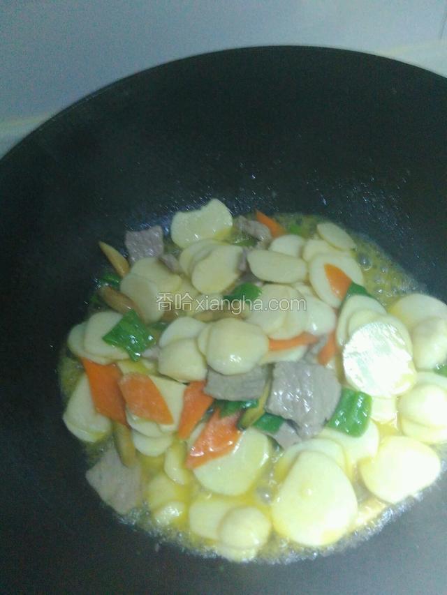 加点水继续炒，边炒边加水，多炒会儿