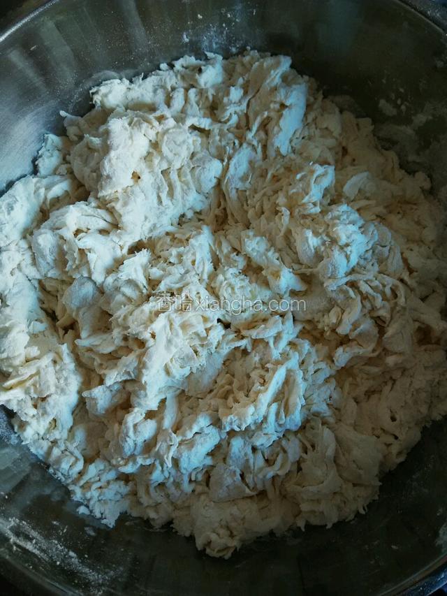 面粉加入适量的水，用筷子搅拌成絮状