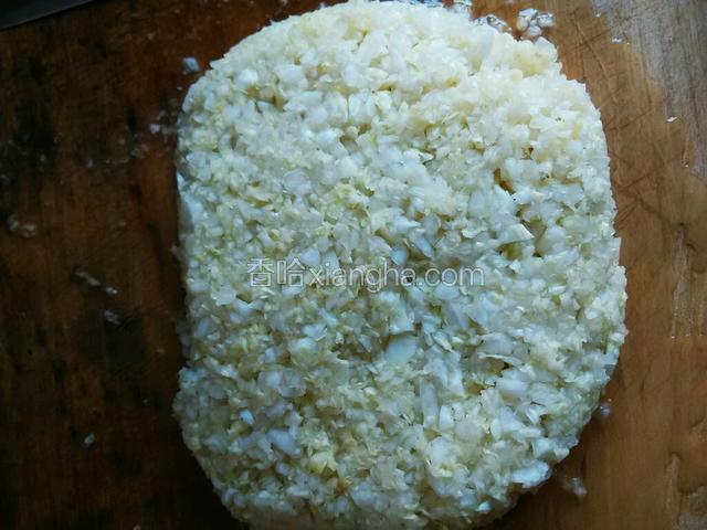 把白菜剁的细细的，最好加盐剁