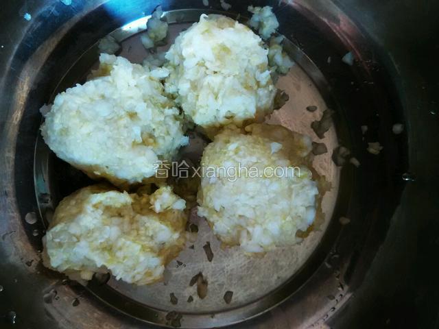 把剁好的白菜用手挤干水分，备用