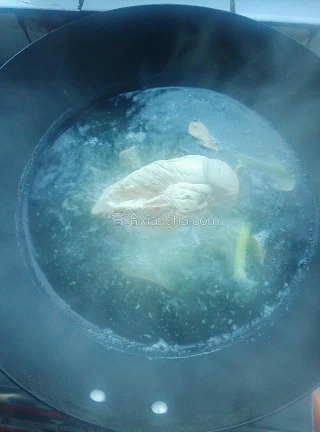 待鸡脯肉煮好后关火，撇去锅内的姜片和葱段。（煮鸡肉的汤可以留一小碗起来，不要全部倒掉，因为汤汁接下来有用处！）