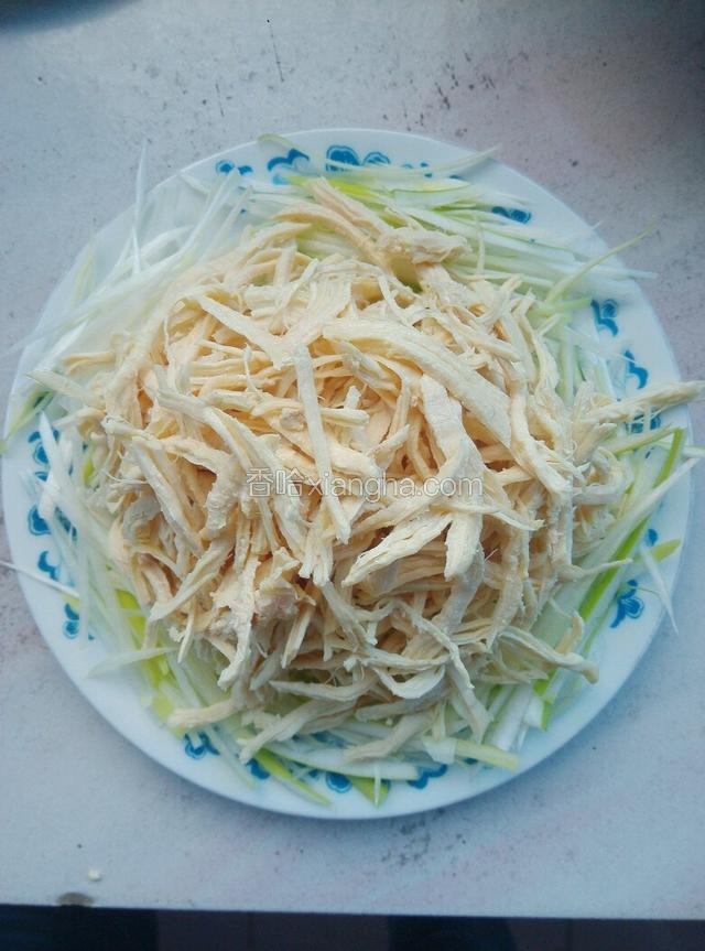 将鸡丝放在盘里，接下来调汁。