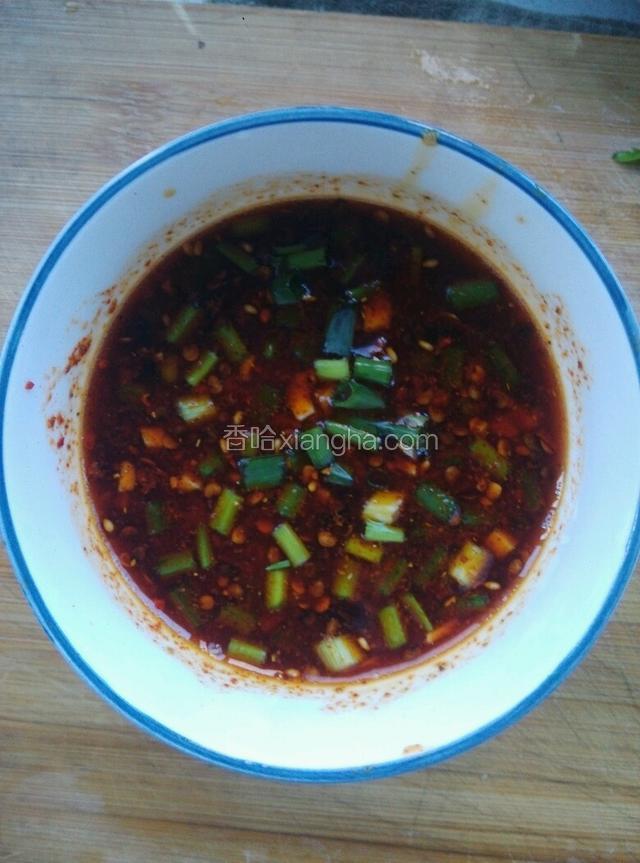 在调料碗里加入葱姜蒜末、酱油、鸡精、花椒粉、香油、辣椒油、红油、白芝麻、白糖、再将鸡汤加入调成汁。