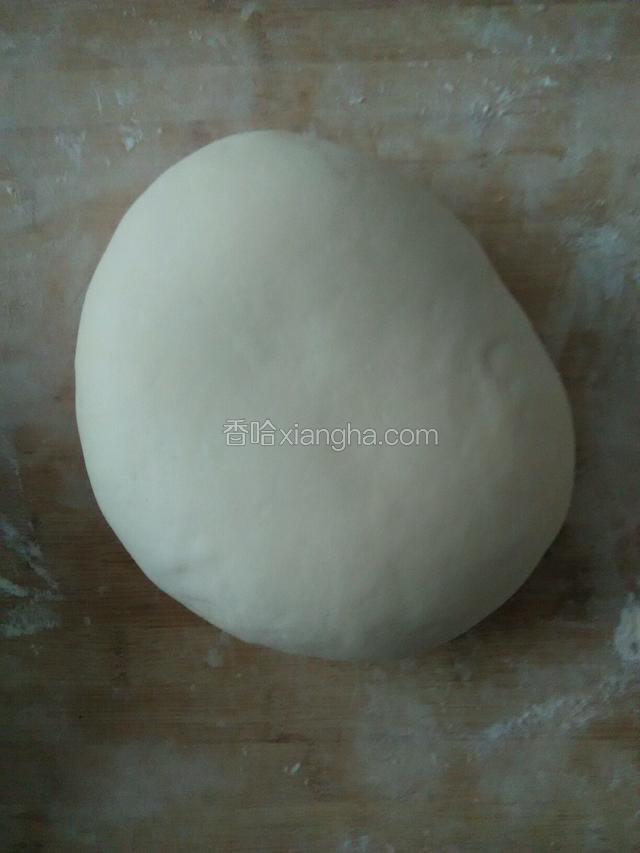 把面团再好好揉几遍，滑滑的为止