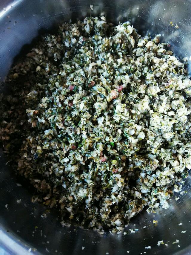 把酱油，味极鲜，盐，糖，十三香，香油都放到菜里面拌匀