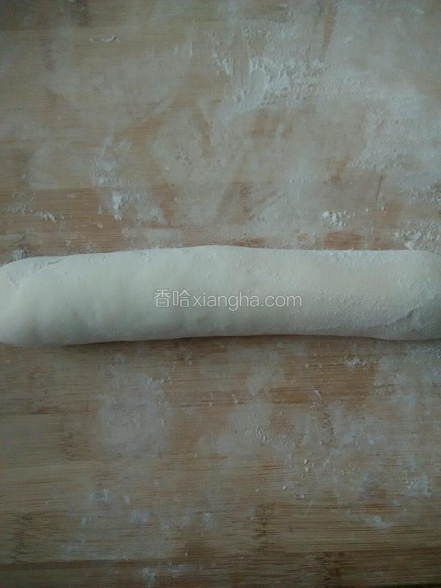 用刀切下一块搓成条状