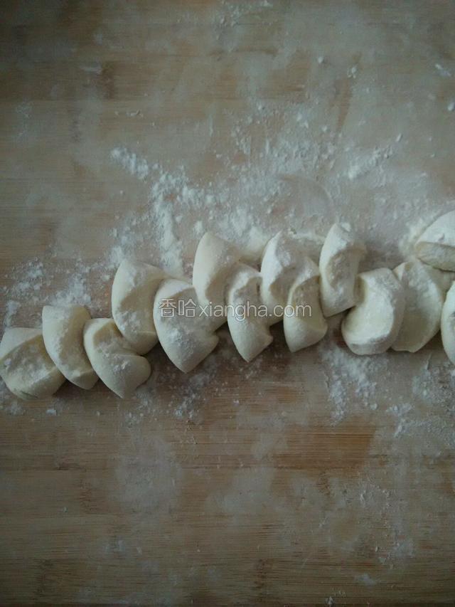 用刀切成小剂子，撒上面粉