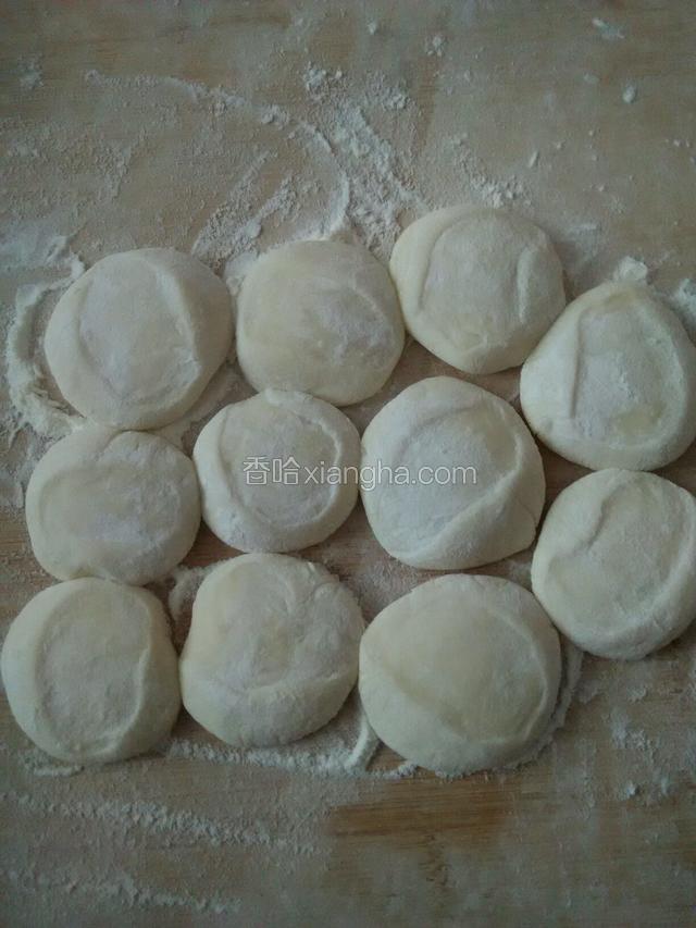 把小剂子按成圆状