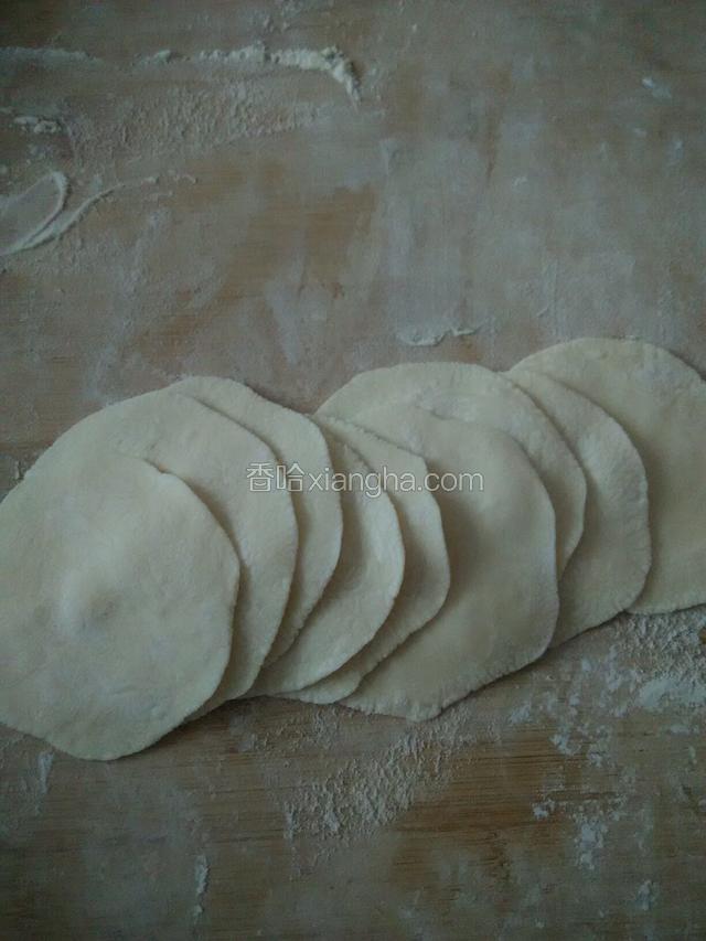 这是擀好的面皮，擀出些包饺子用