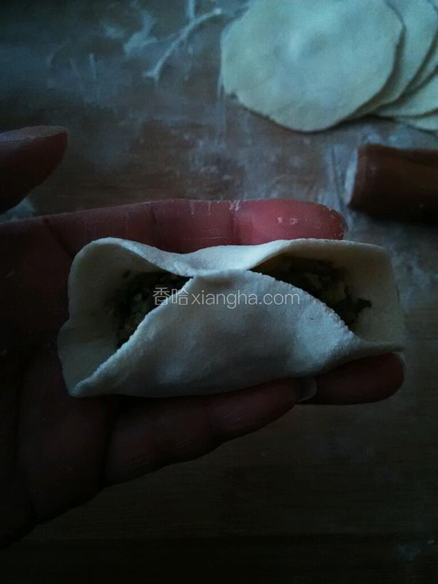 饺子皮的两边在中间对折