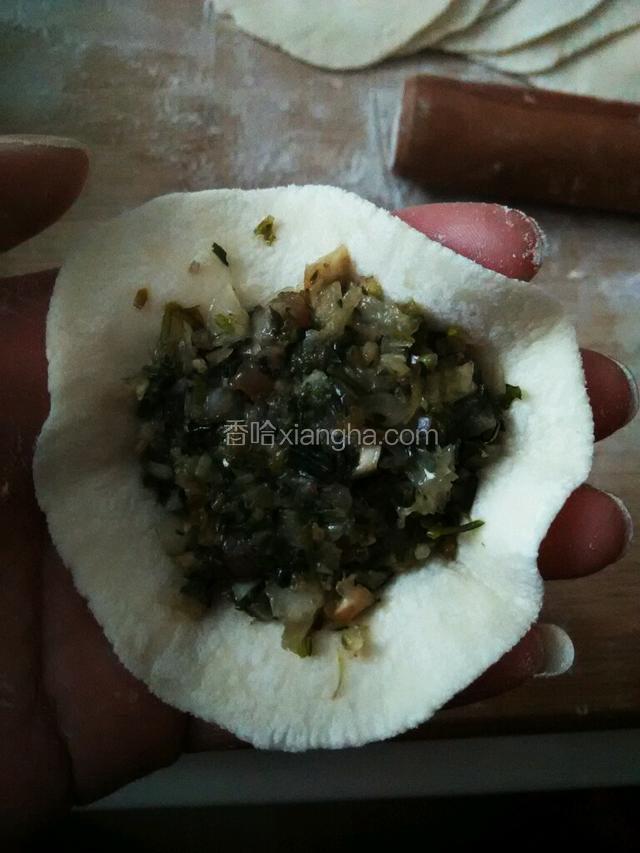 放上馅料，用筷子轻轻按压馅料，这样更好包，放的馅也多
