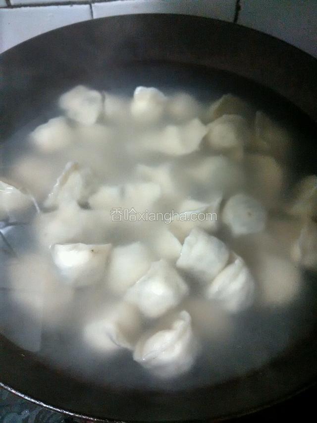 把水饺放进去，轻轻沿一边把铲反过来搅拌，盖上锅盖，等开锅后点水，再搅拌，这样总共开四次锅，饺子就熟了