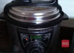 Illustration of how to make shrimp, pork and vegetable fried rice 1