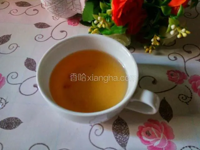也可把花茶倒入另一个杯子、方便饮用